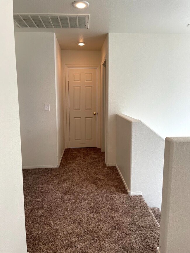 Building Photo - DARLING 3 BEDROOM, 2.5 BATH LOCATED IN GAT...