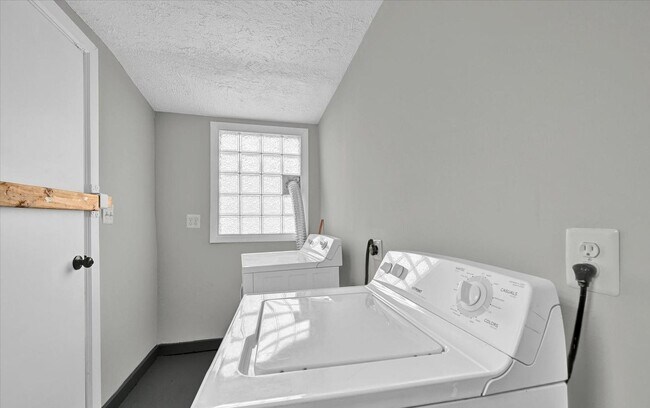 Building Photo - 210 N Glover St