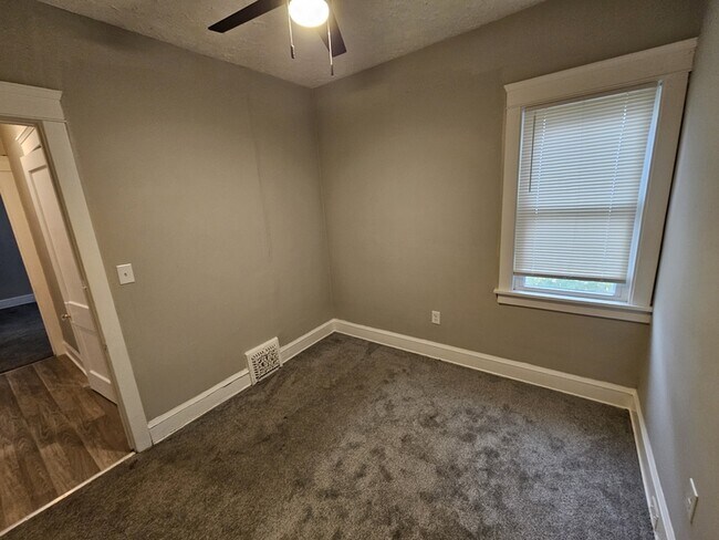 Building Photo - 2032 W 98th St