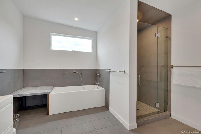 Building Photo - 420 Old Farm Rd