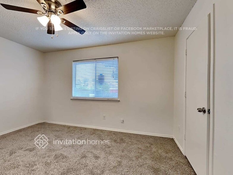 Building Photo - 2107 Camelot Dr