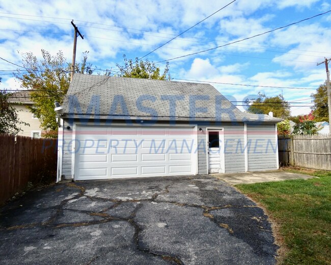 Building Photo - Spacious 3 bed 2 bath House