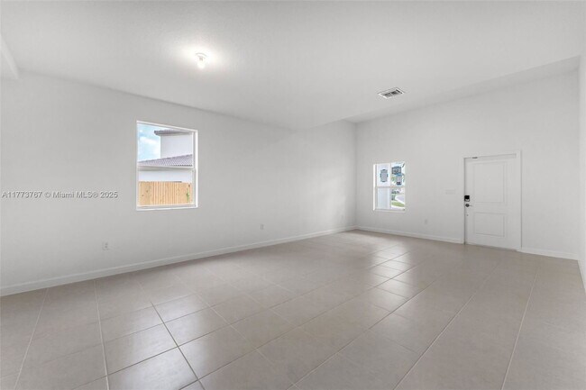 Building Photo - 2700 SE 23rd Ave