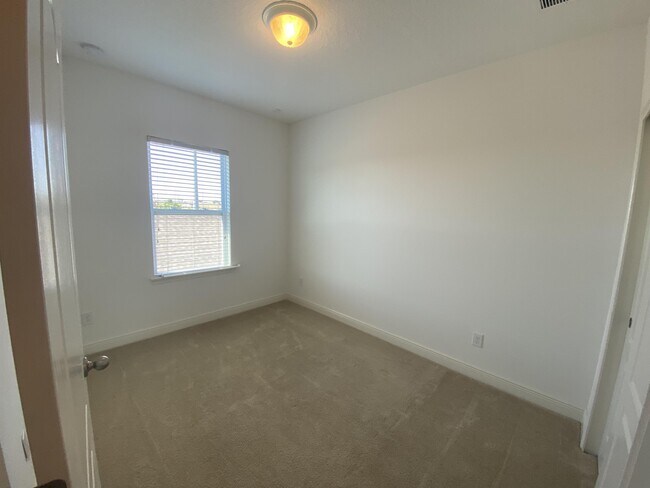 Building Photo - 15555 Honeybell Dr