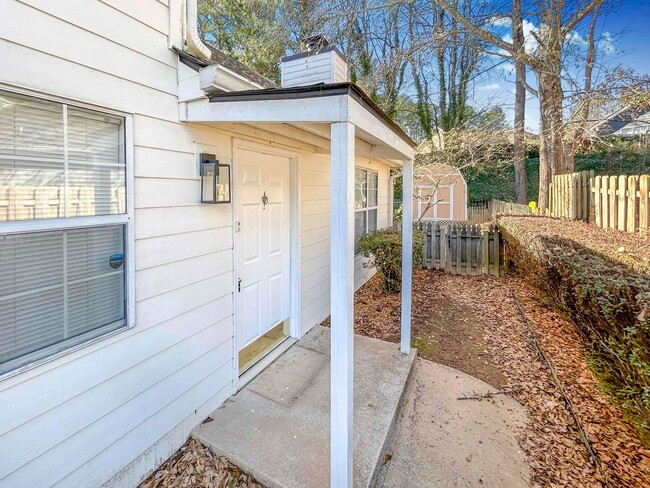 Building Photo - Charming 3 BR/2.5BA Two Story Home in Mari...