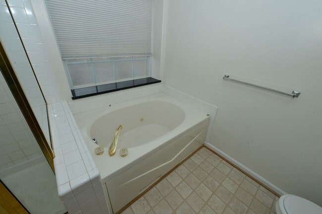 Building Photo - Harbourview Community