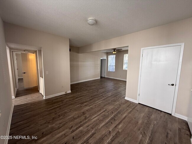 Building Photo - 2545 Oak St