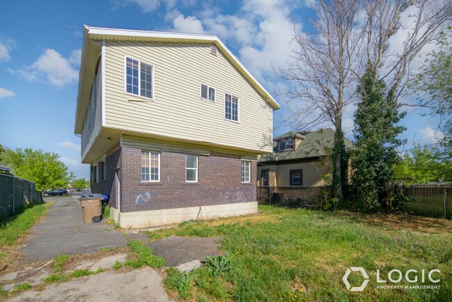 Building Photo - Great Family Home in Excellent Sugar House...