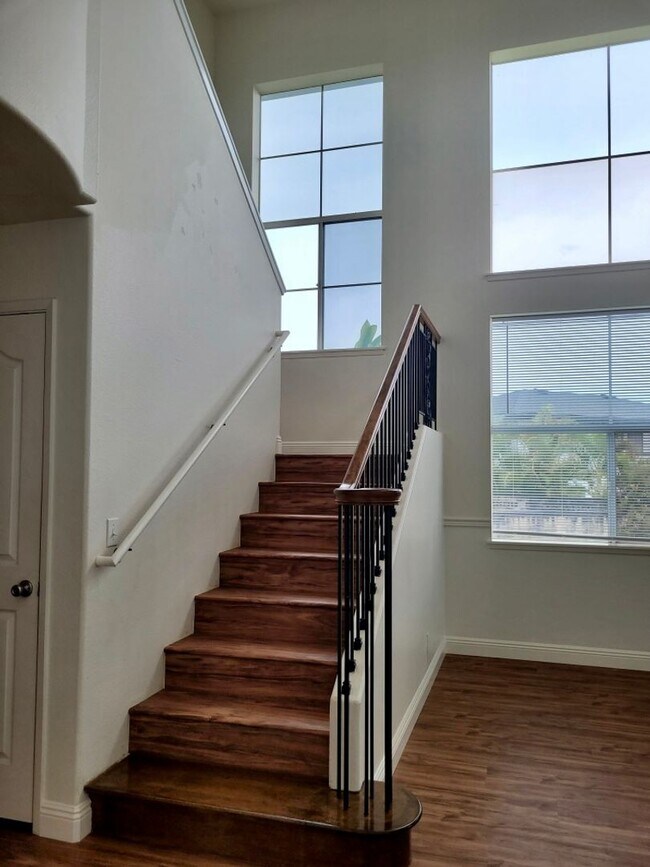 Building Photo - For Rent | 4 Bedroom, 3 Bathroom house with 2 Car Garage