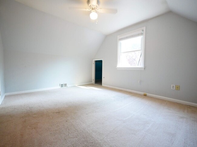 Building Photo - 5 BED & 2.5 BATH SINGLE FAMILY HOUSE FOR RENT