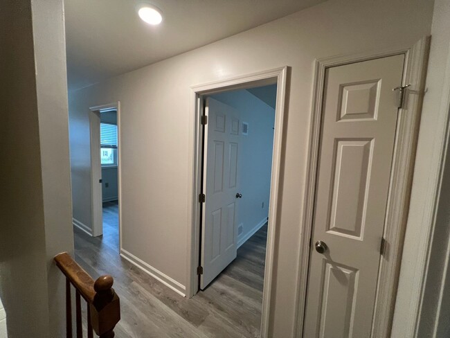 Building Photo - Roomy Updated Townhouse with Deck, New Flo...