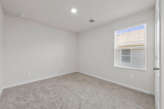 Building Photo - 320 Darwin Pl