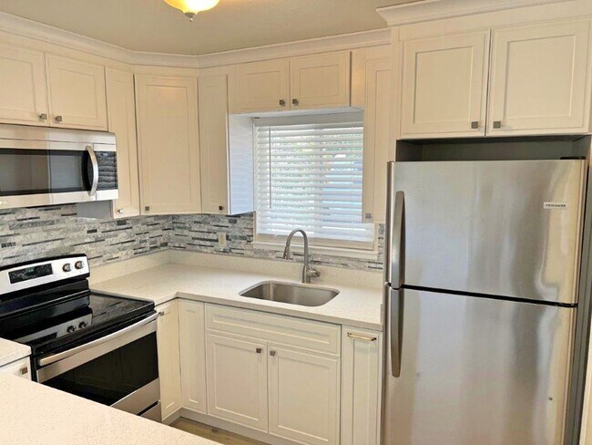 Building Photo - Remodeled 2 Bedroom Duplex w/ 1 Car Garage *Star Rentals