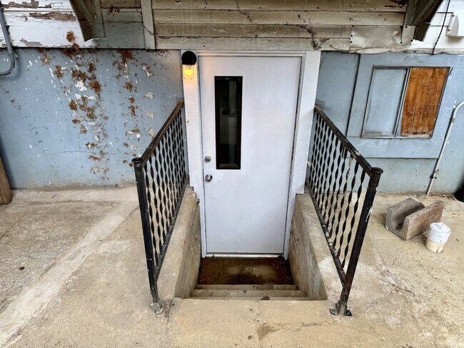 Building Photo - Studio Apartment, Fresh Renovation