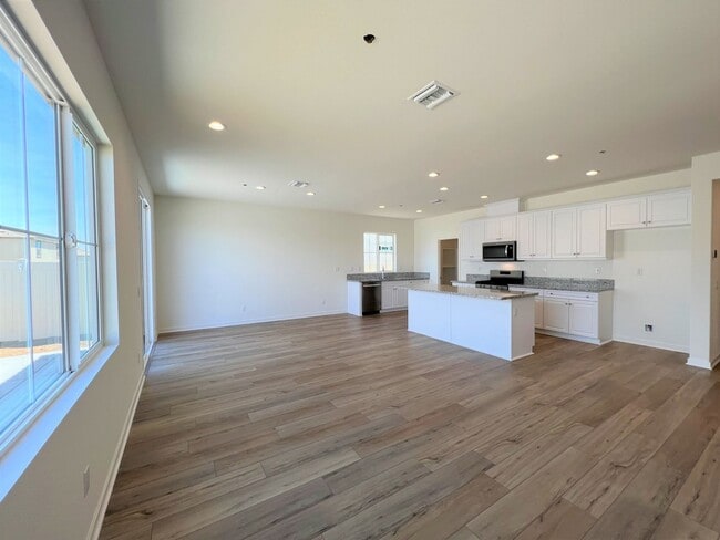 Building Photo - Beautiful Single Story 3 Bedrooms, 2 Bathr...