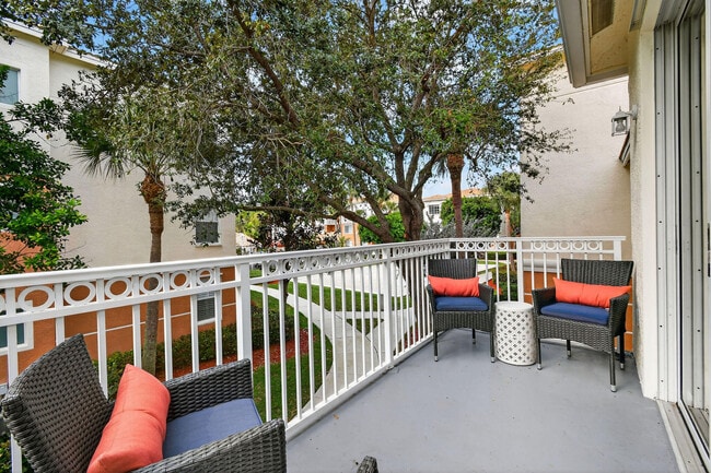 Building Photo - 3202 Myrtlewood Cir E