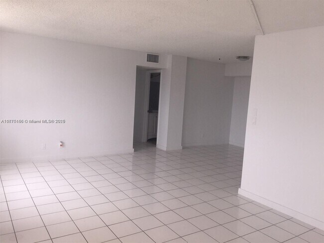 Building Photo - 2025 NE 164th St