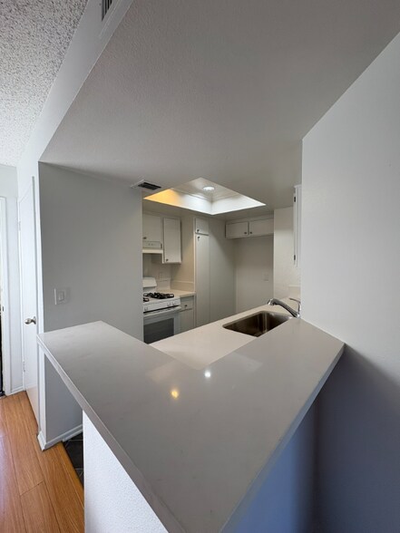 Primary Photo - 6400 Kraft Ave