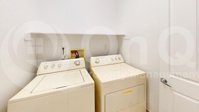 Building Photo - 4720 W Lindenthal Ln