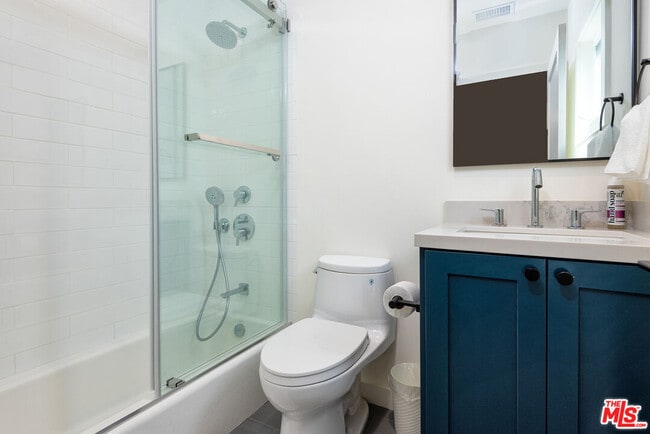 Building Photo - 527 S Bentley Ave