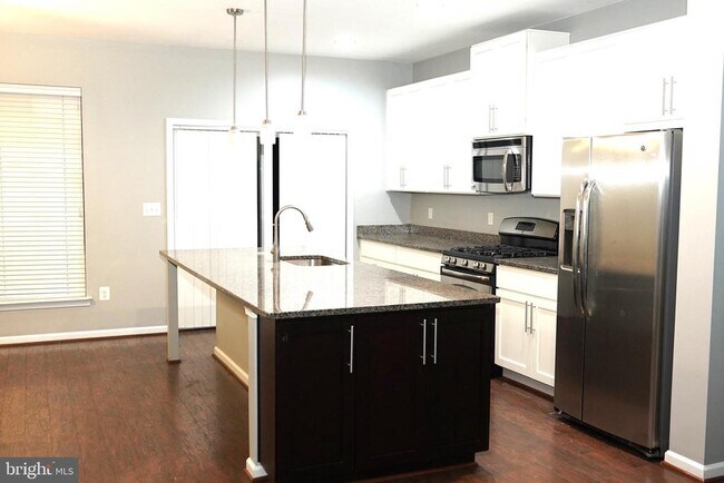 Building Photo - 22410 Glenbow Way