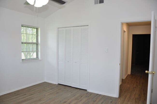 Building Photo - 2 Bedroom 1 Bath 1 Car Garage in Heart of ...