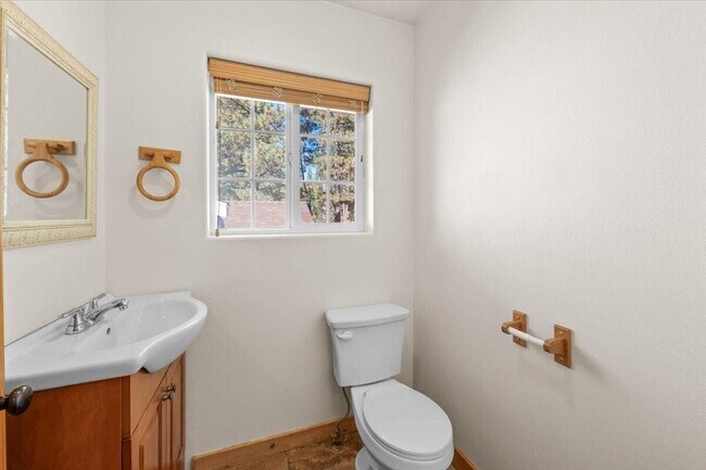 Building Photo - 432 Chipowood