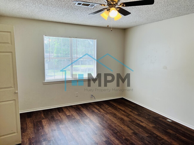 Building Photo - 7 Briarwood Cir