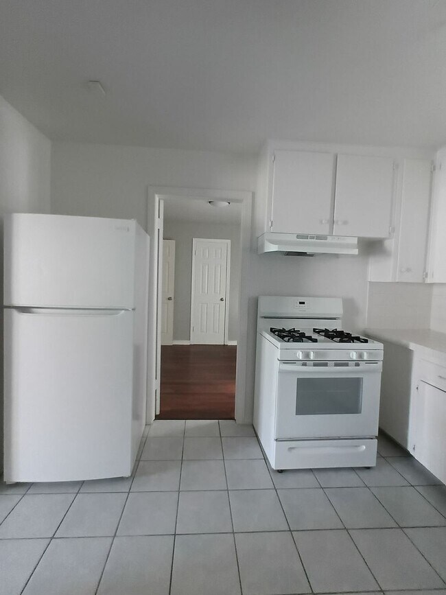 Building Photo - Comfy & Practical!