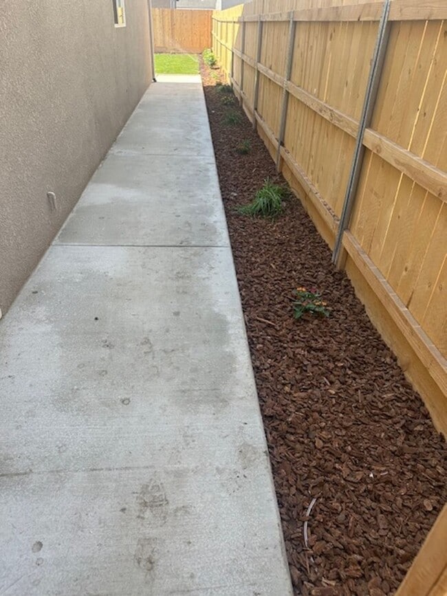 Building Photo - Gorgeous NEWER home between Tulare and Vis...
