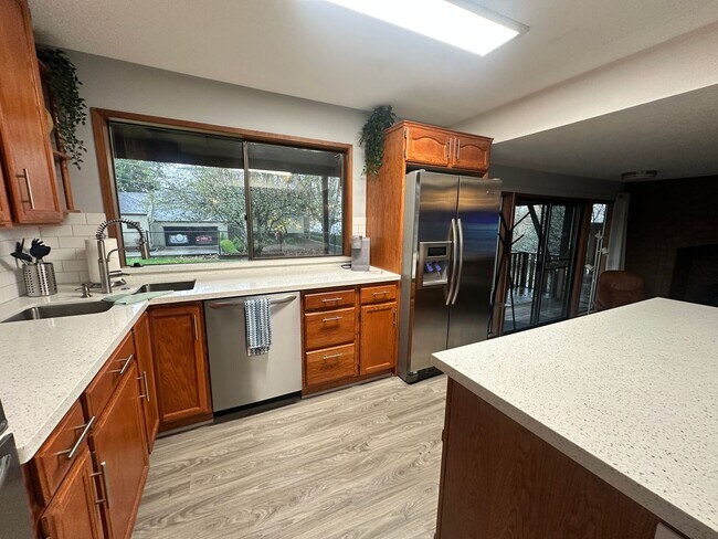 Building Photo - Super Comfortable Furnished Short term rental