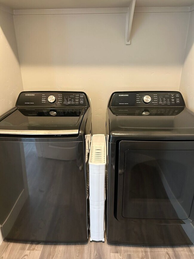 Building Photo - Luxury 3 Bedroom, 2 Bath Home with Granite Kitchen & Fenced Yard