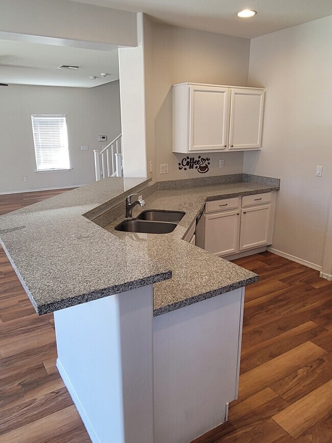 Building Photo - Great 3 bedroom 2.5 bath Two Story House f...
