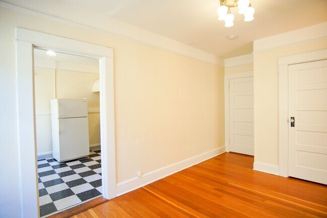 Building Photo - Snag this Stately One-Bedroom off of Bustl...
