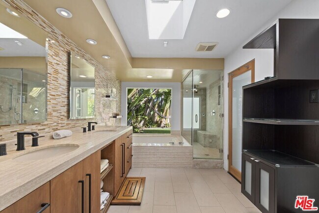 Building Photo - 8405 Edwin Dr