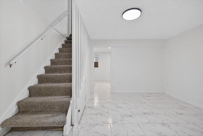 Building Photo - 599 E Graham Pl