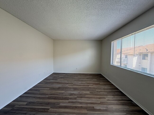 Building Photo - Quail Meadows Upstairs Condo with Easy Access to 101 Frwy/VSFB