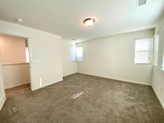 Building Photo - $2,195, 3 Bedroom In Gated Community with ...