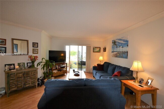 Building Photo - 10765 SW 108th Ave