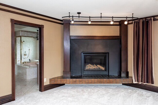 Building Photo - 11071 Mountain Lake Dr
