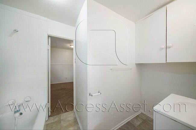 Building Photo - Charming Home in Historic Downtown Lake Elsinore!