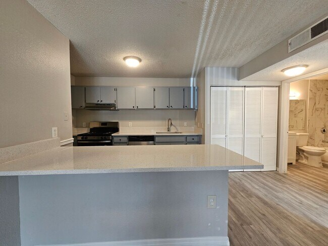 Building Photo - 9481 Highland Oak Dr
