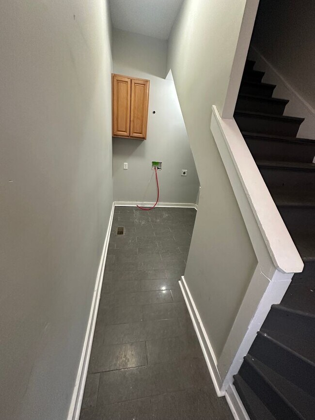 Building Photo - 146 W Lexington Ave