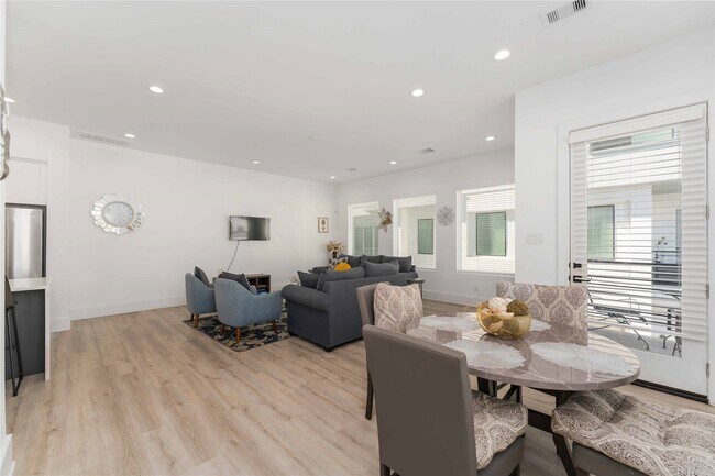 Building Photo - 3410 Baer St