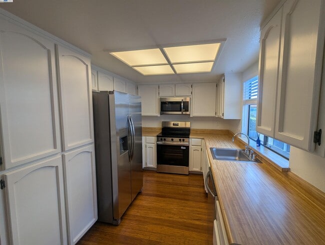 Building Photo - 744 Palomino Dr