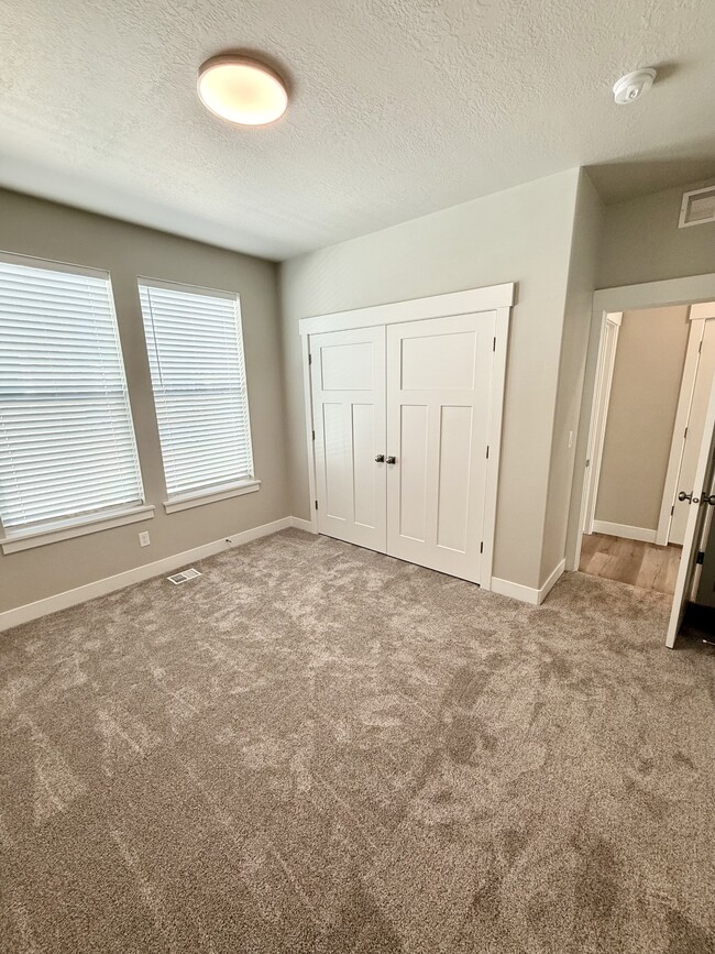 Building Photo - 1063 S 2760 E
