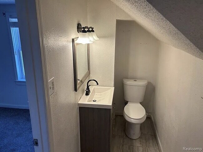 Building Photo - ELEGANT APT HOME