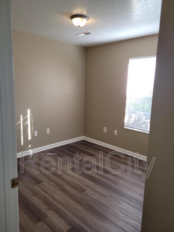 Building Photo - 2711 Hillside Dr