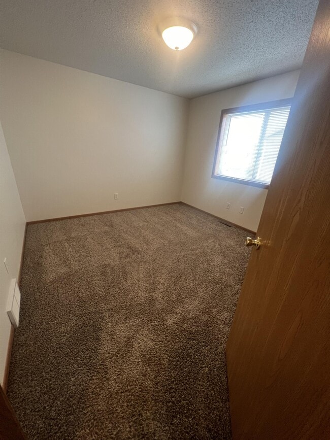 Building Photo - 4202 Estate Dr S
