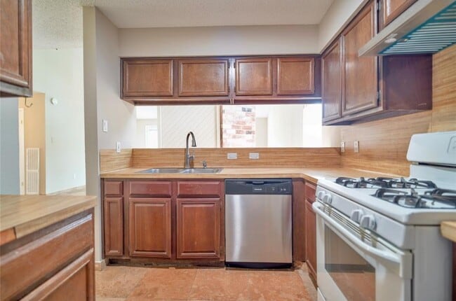 Building Photo - 1403 Valley Landing Dr